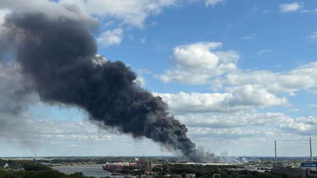 Feuer im Hamburger Hafen - Trümmerteile auf A1 geschleudert