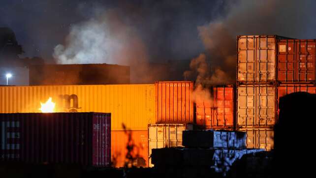 Großbrand im Hamburger Hafen - Löscharbeiten dauern an