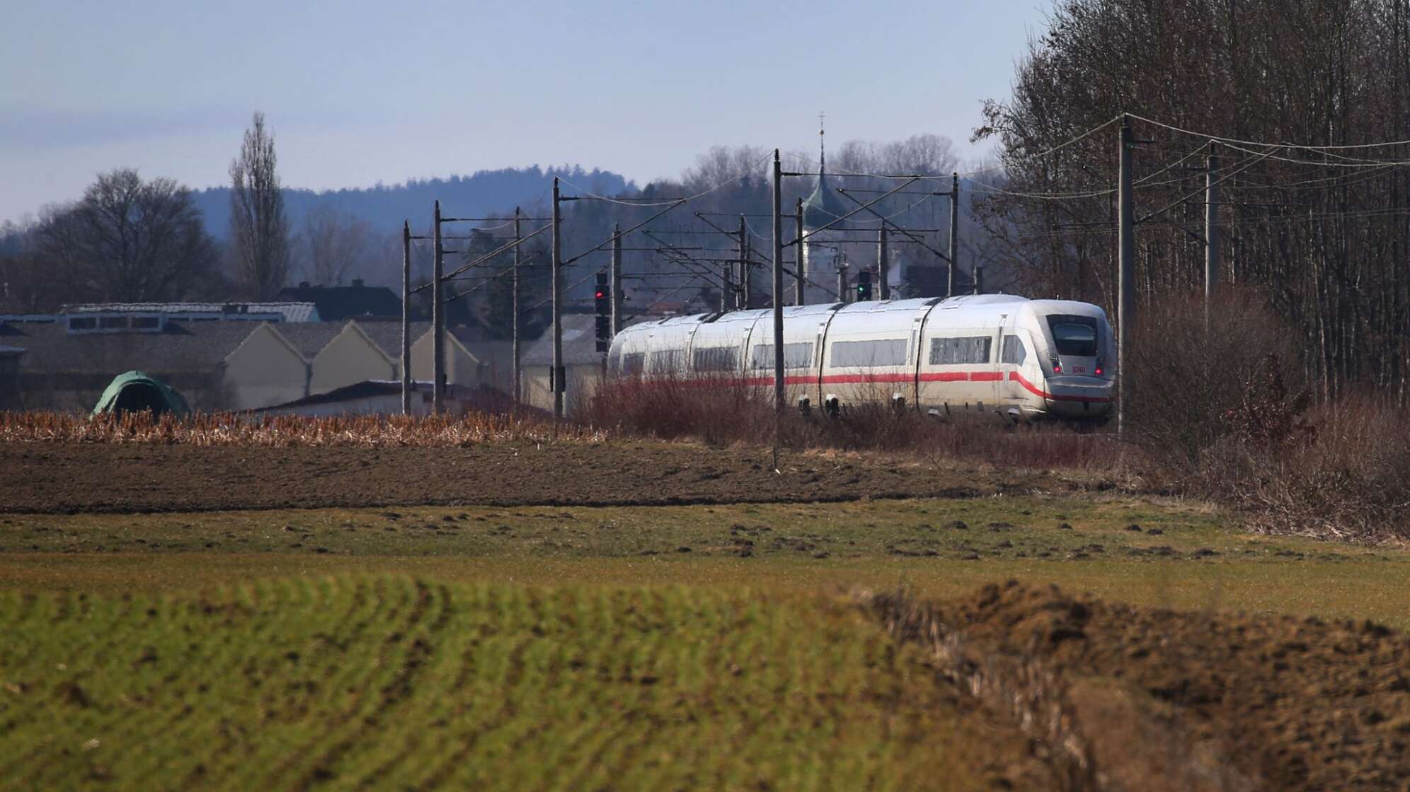 ICE auf Bahnstrecke Augsburg-Ulm