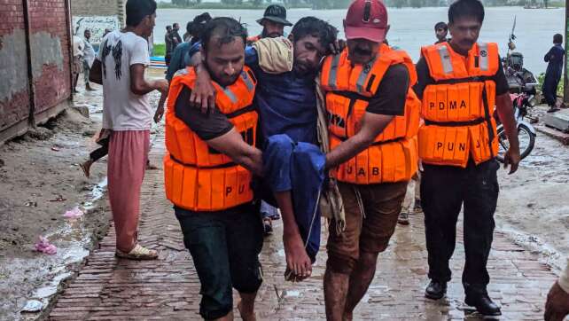 Fluten in Pakistan: 800 Tote und Zehntausende evakuiert