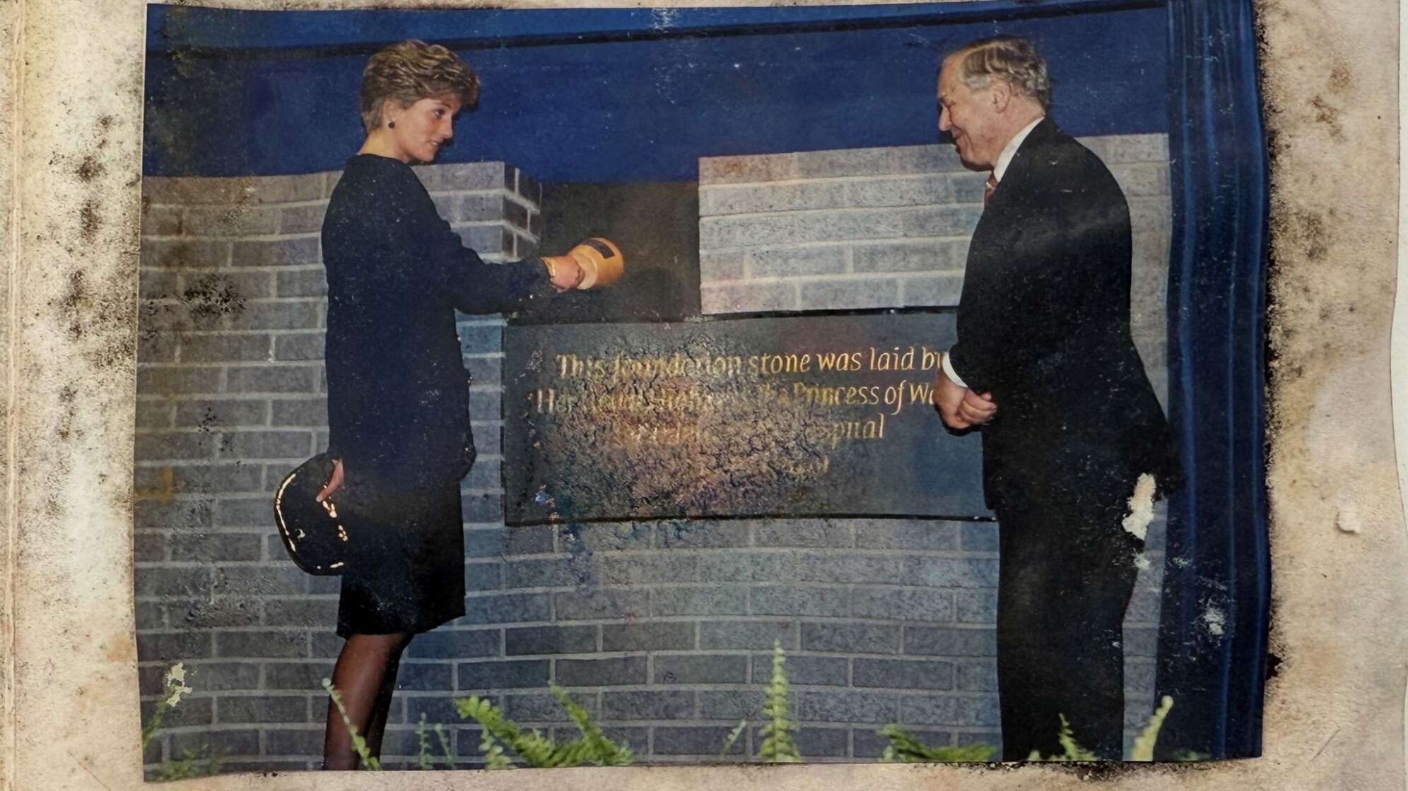 Von Diana 1991 mitverpackte Zeitkapsel wird geöffnet