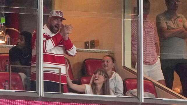 Swift und Kelce zeigen sich nach Verlobung im Stadion