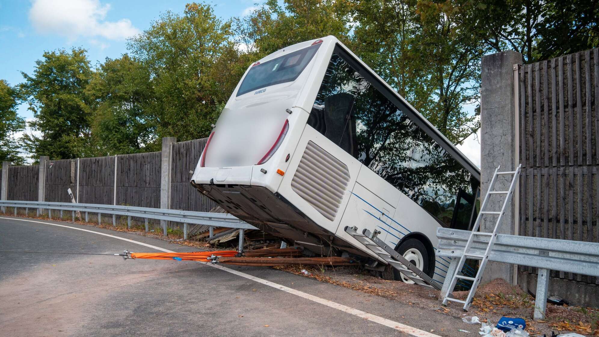 Bus bricht durch Schallschutzwand - zahlreiche Verletzte
