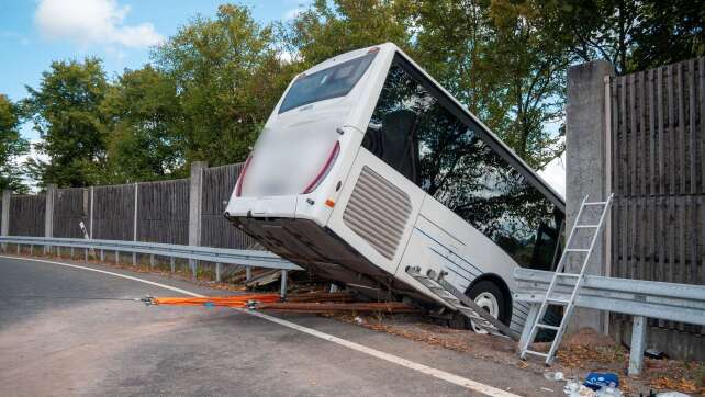 Bus bricht durch Schallschutzwand - zahlreiche Verletzte