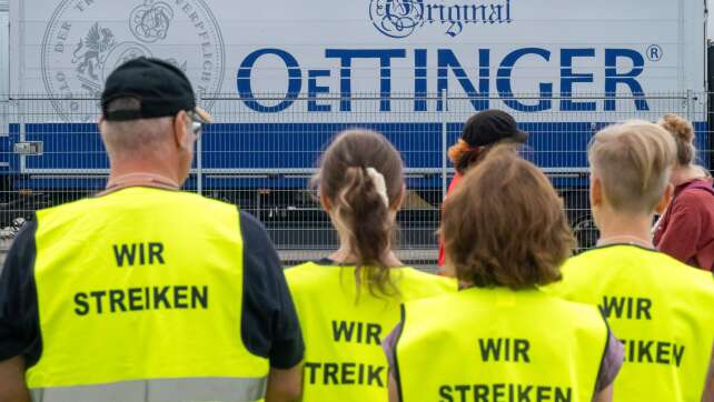Dutzende Oettinger-Beschäftigte demonstrieren