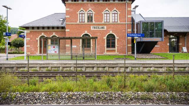 Mädchen vor Zug gestoßen? Mann kommt in Psychiatrie