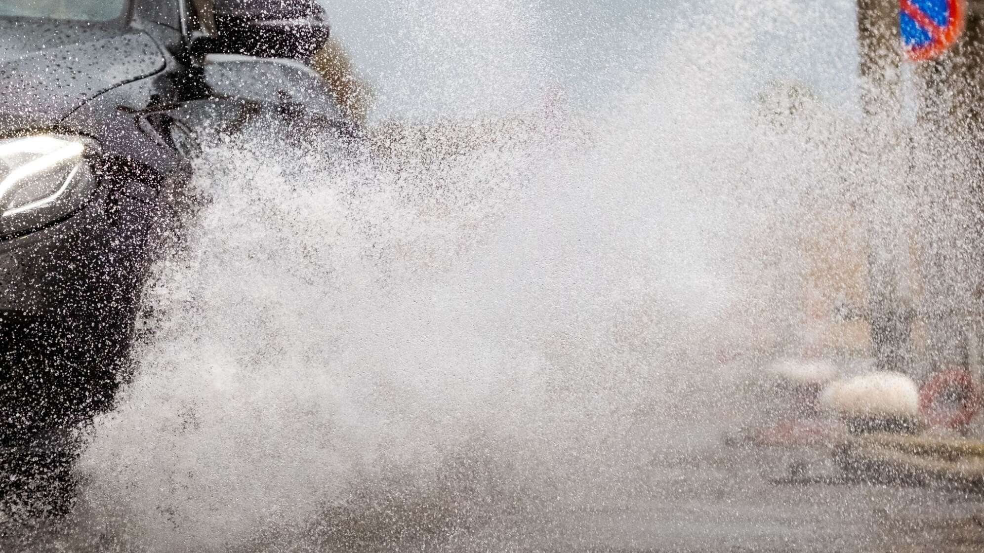 Regen auf der Fahrbahn