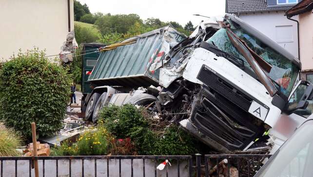 Lkw kracht in Wohnhaus in Südhessen - Elfjähriger verletzt