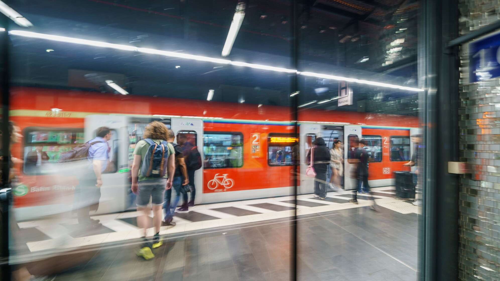 Studierende pendeln oft länger als Berufstätige