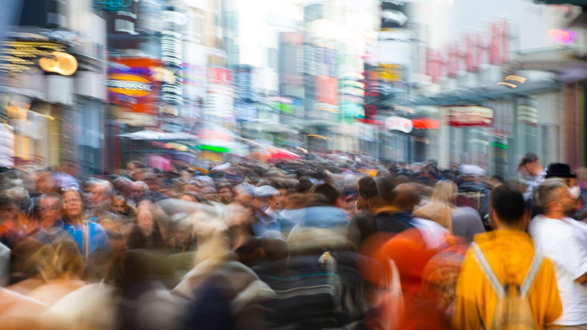 Passanten in einer Fußgängerzone in Köln