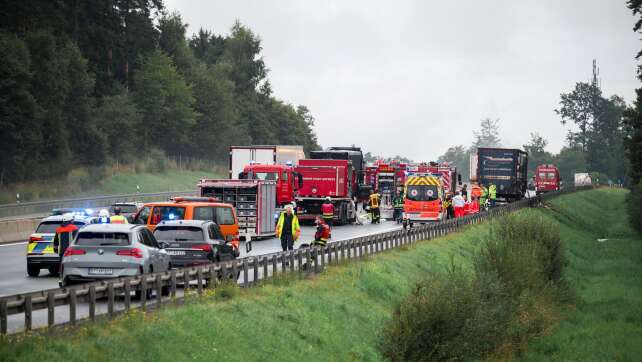 Vollsperrung wegen Lastwagenbrands auf der Autobahn 9