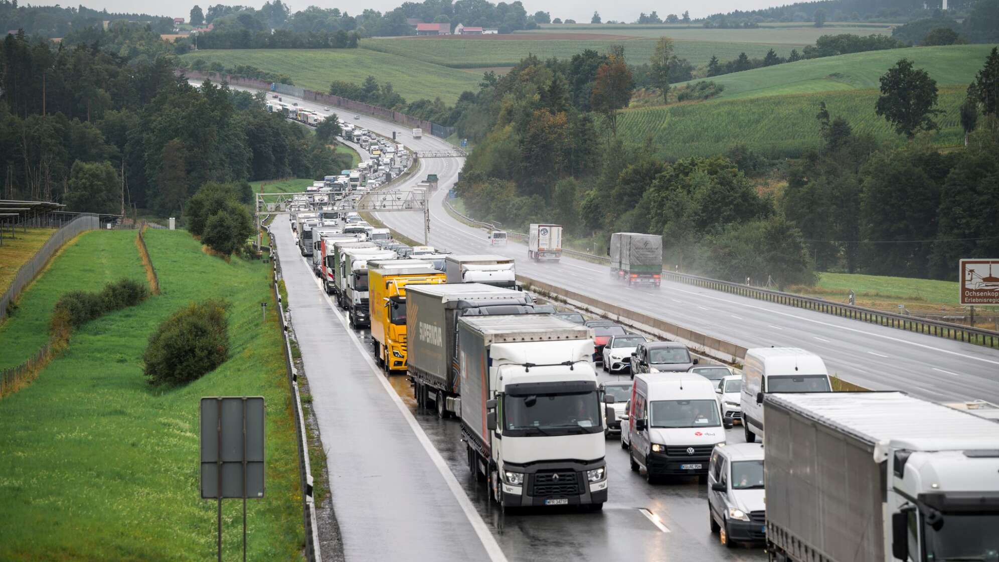 Vollsperrung wegen Lastwagenbrands auf der Autobahn 9