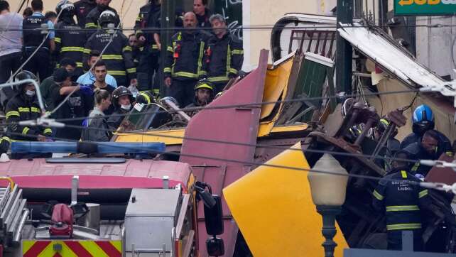 Beliebte Standseilbahn entgleist in Lissabon - 15 Tote