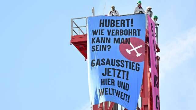 Aktivisten protestieren an Gasbohrturm in Reichling