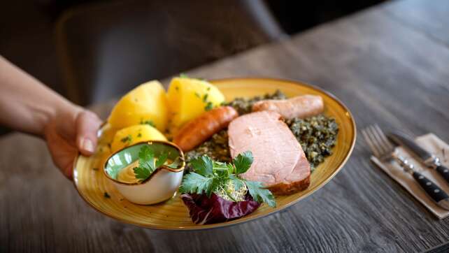 Ab 2026 Steuerentlastung für Gastronomie und Pendler geplant