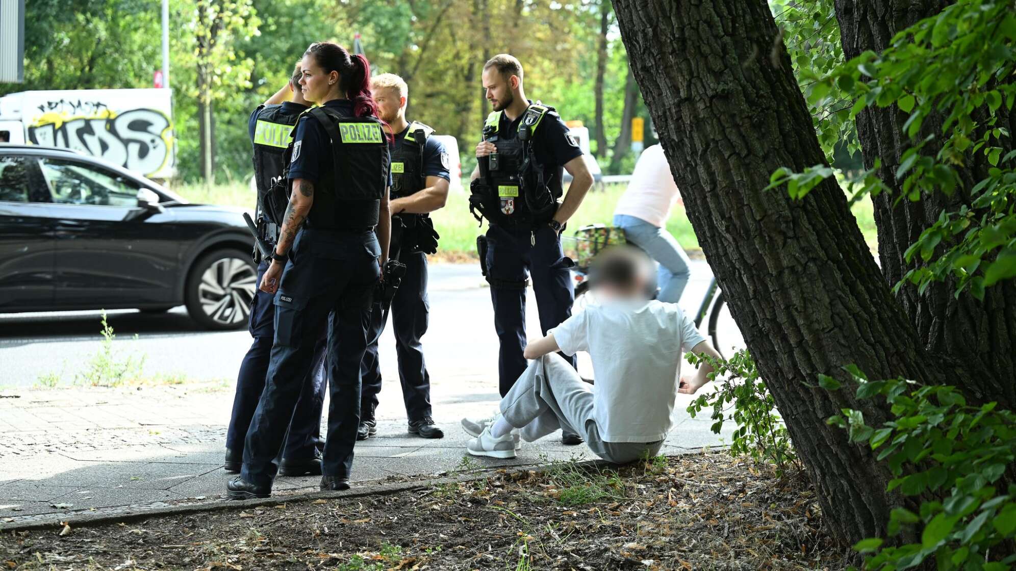 Auto fährt in Berlin-Wedding in Menschengruppe