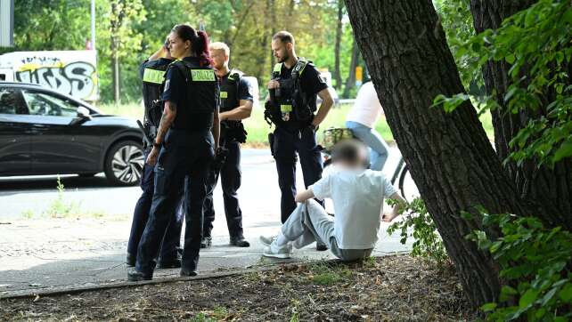 Auto fährt in Berlin in Kindergruppe - Fahrer festgenommen