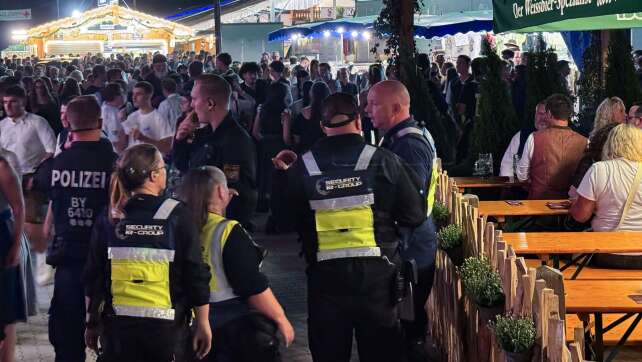 Polizei räumt Gillamoos-Jahrmarkt wegen Unwetters