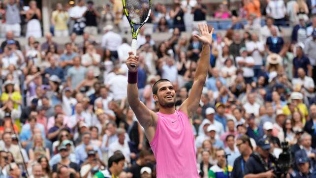 Alcaraz dank Sieg im Topstar-Duell mit Djokovic im Finale