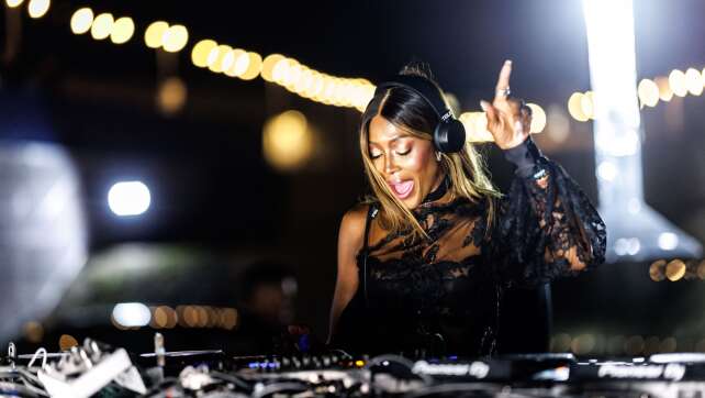 Supermodel Naomi Campbell gibt ihr Debüt als DJane