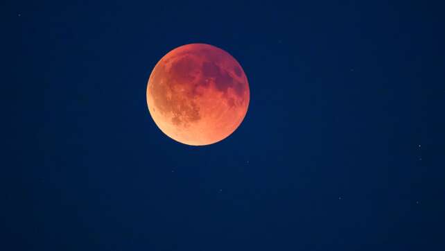 Rötliche Scheibe: Totale Mondfinsternis über Deutschland