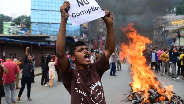 Unruhen in Nepal: Häuser von Spitzenpolitikern in Brand