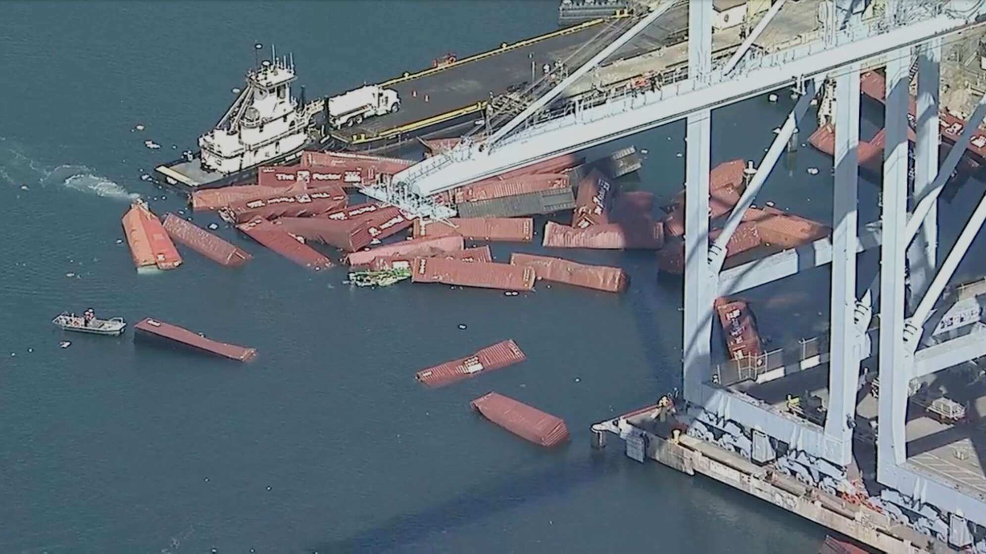 Container in Hafenbecken in Kalifornien gefallen