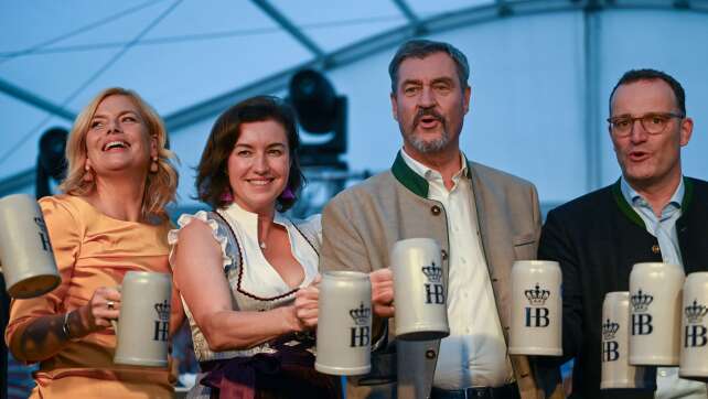 «Ozapft is» in Berlin - Bayern feiern Oktoberfest