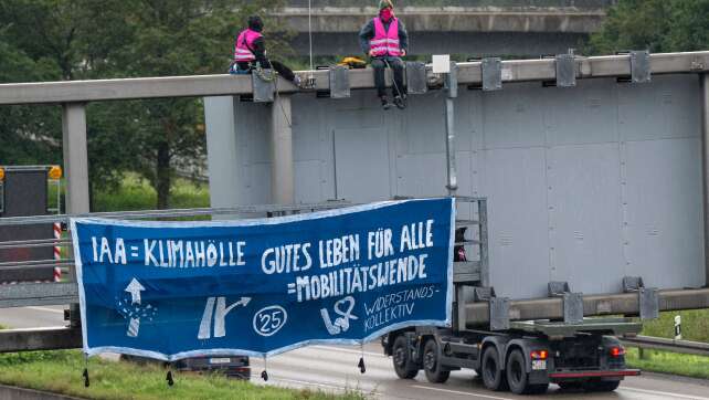 Aktivisten blockieren Autobahnstrecke zur Messe IAA