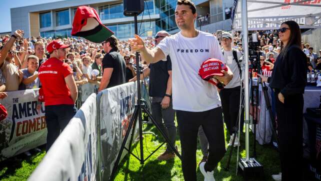 FBI bittet nach Tod von Charlie Kirk mit Fotos um Hinweise