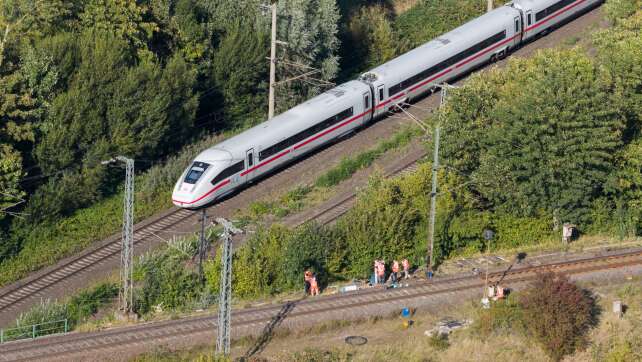 Polizei geht von Brandstiftung an wichtiger Bahnstrecke aus