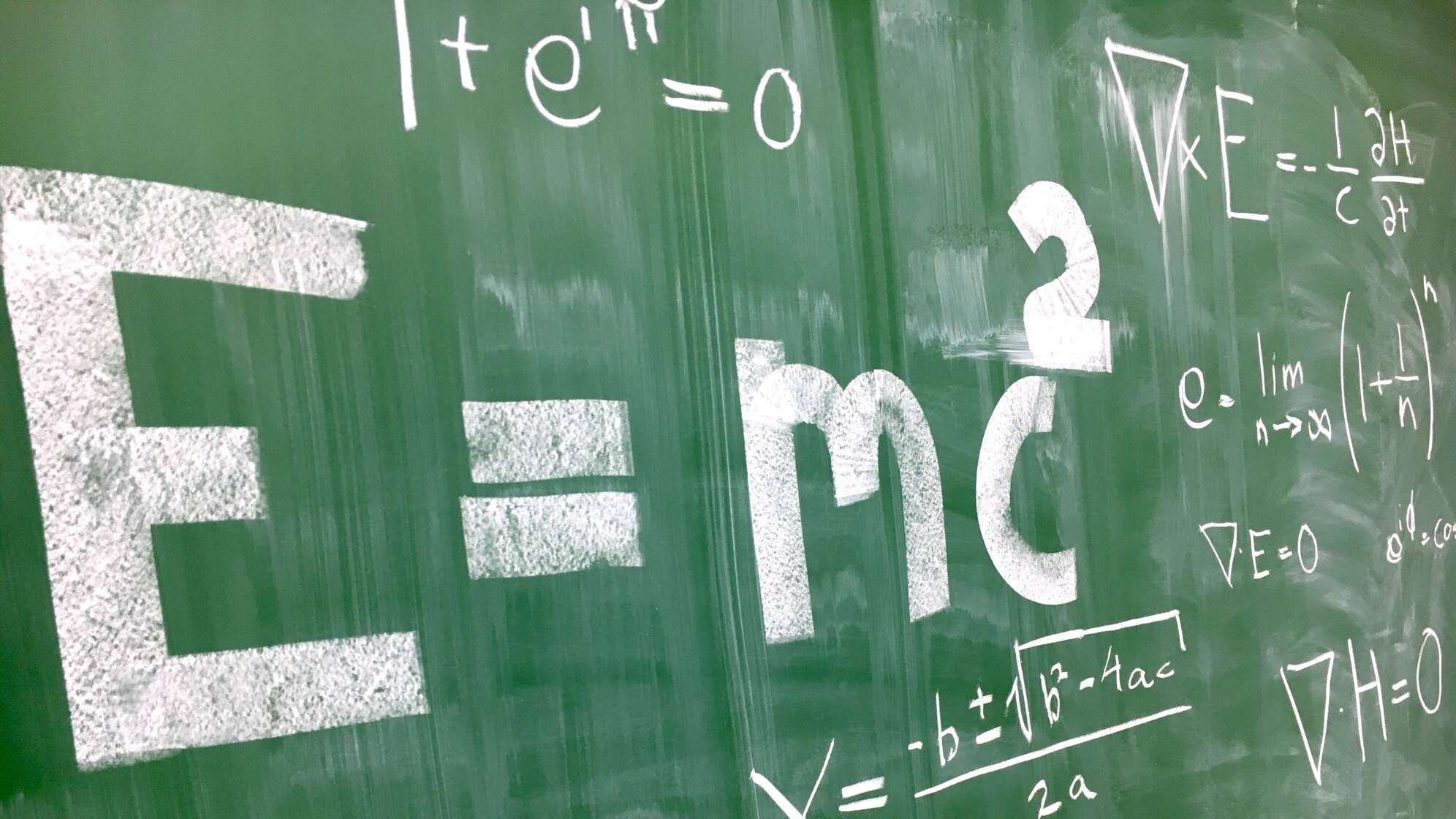 Tafel mit Mathe Formeln