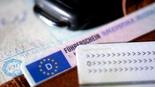 Mann muss Führerschein abgeben und will mit Auto wegfahren