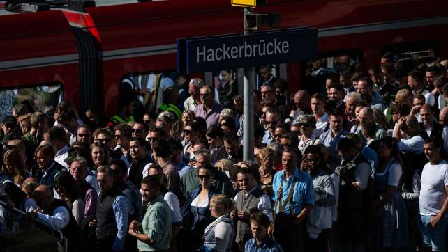 Extra-Züge und Drohnen: Wiesn-Ansturm auf Bus und Bahn
