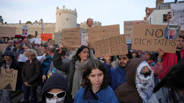 Fotos von Trump mit Epstein auf Schloss Windsor projiziert