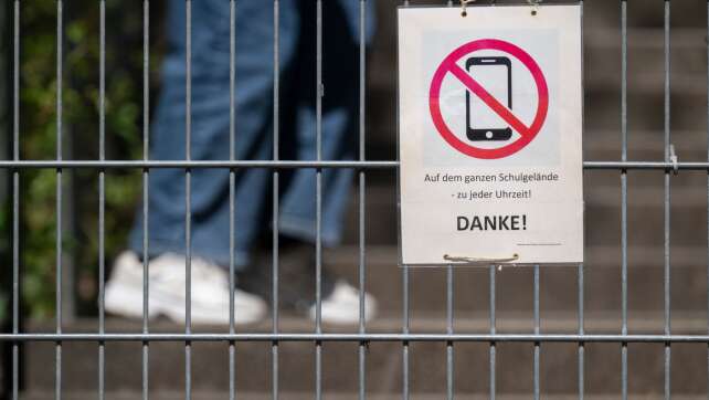 Studie: Mehrheit fordert strengere Handy-Regeln an Schulen