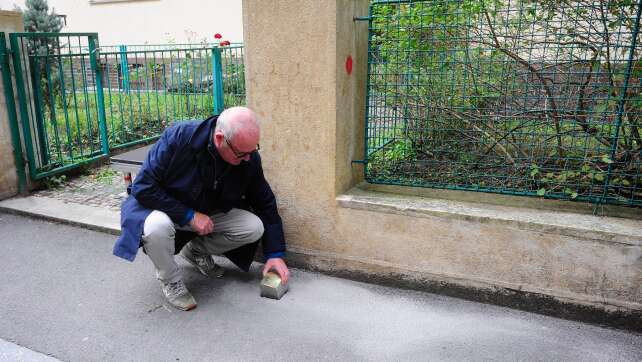 Neuer Stolperstein für Schriftsteller Pavel Tigrid