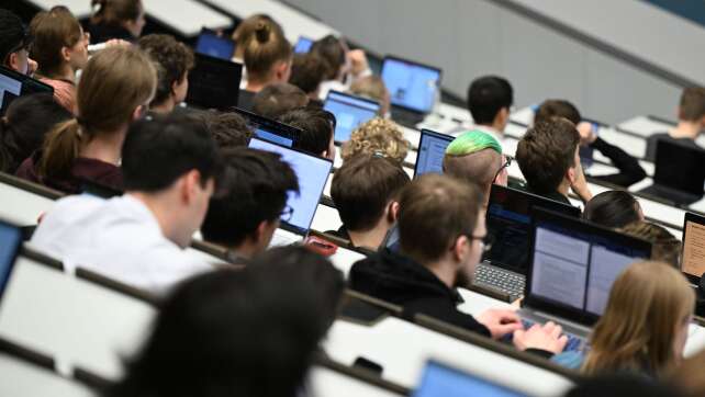 Zahl der Hochschulabschlüsse steigt leicht