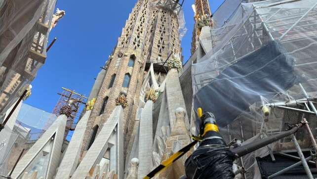 Kreuz aus Deutschland auf der Sagrada Familia vor Vollendung