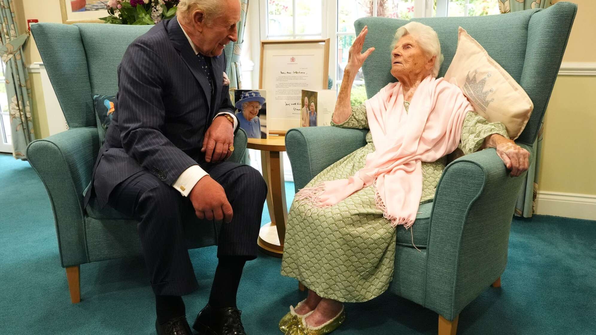 König Charles III. trifft die die 116-jährige Ethel Caterham