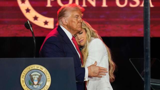 Kirks Witwe an Trumps Brust