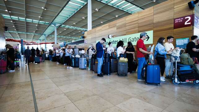 Nach Cyberangriff weiter Warteschlangen am Flughafen