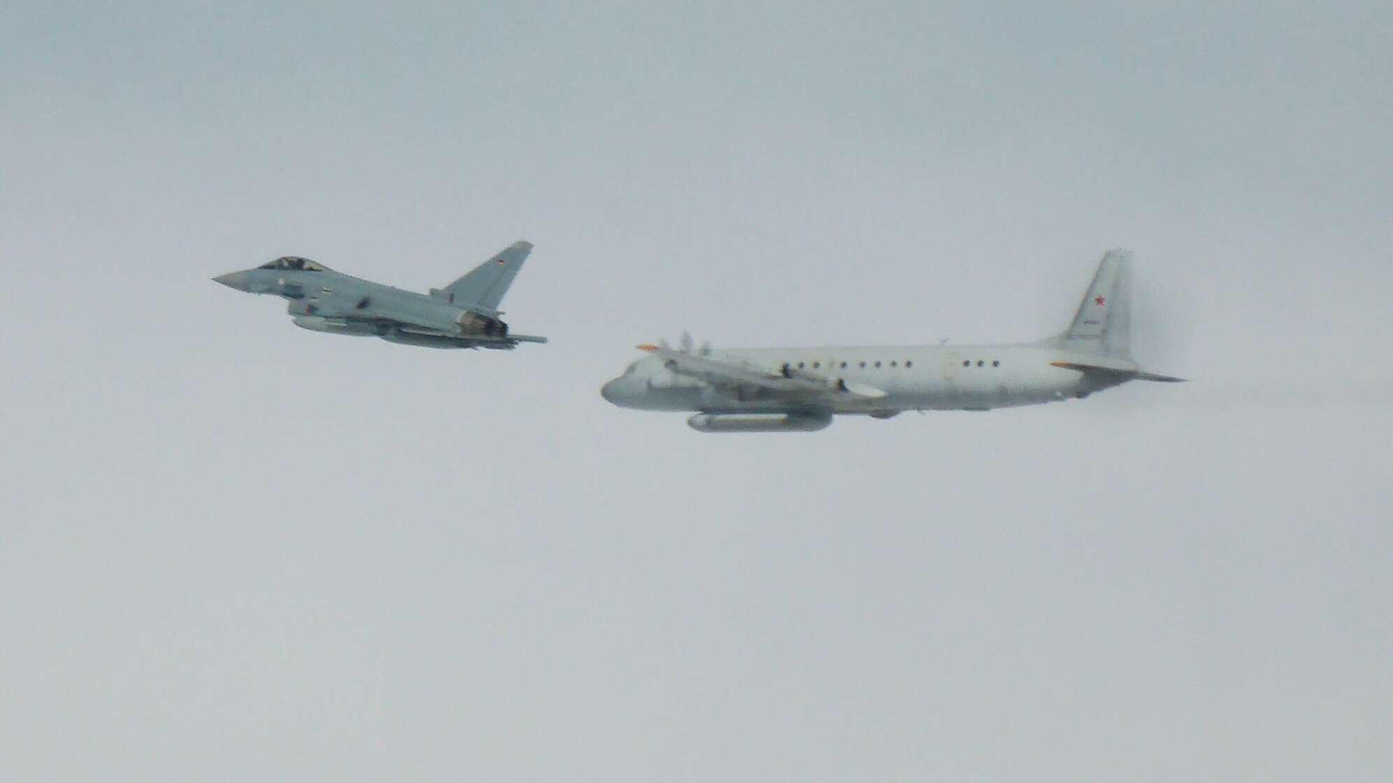 Russischer Aufklärer und Eurofighter der Bundeswehr