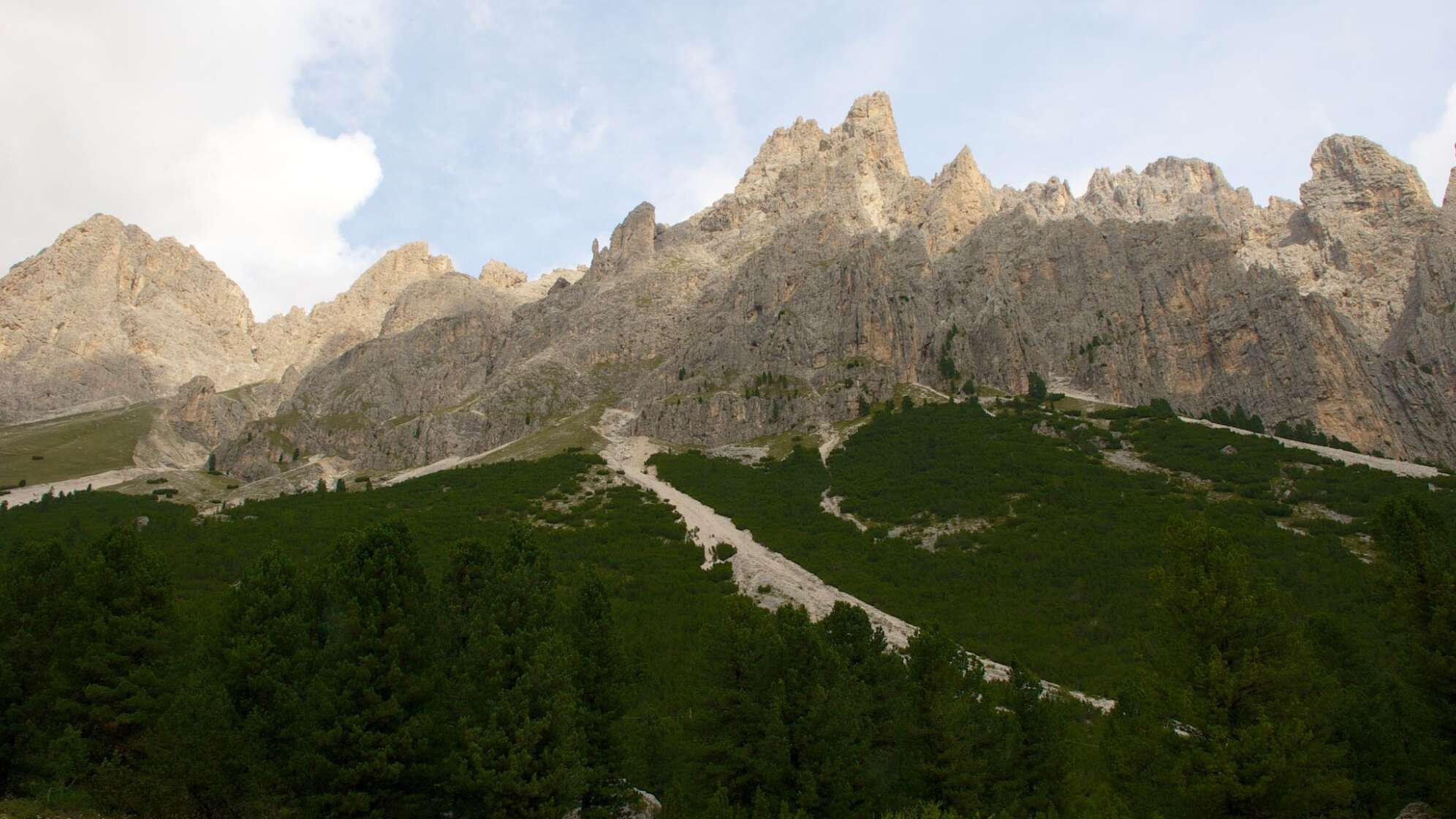 Bergmassiv der Rosengartengruppe in den Dolomiten