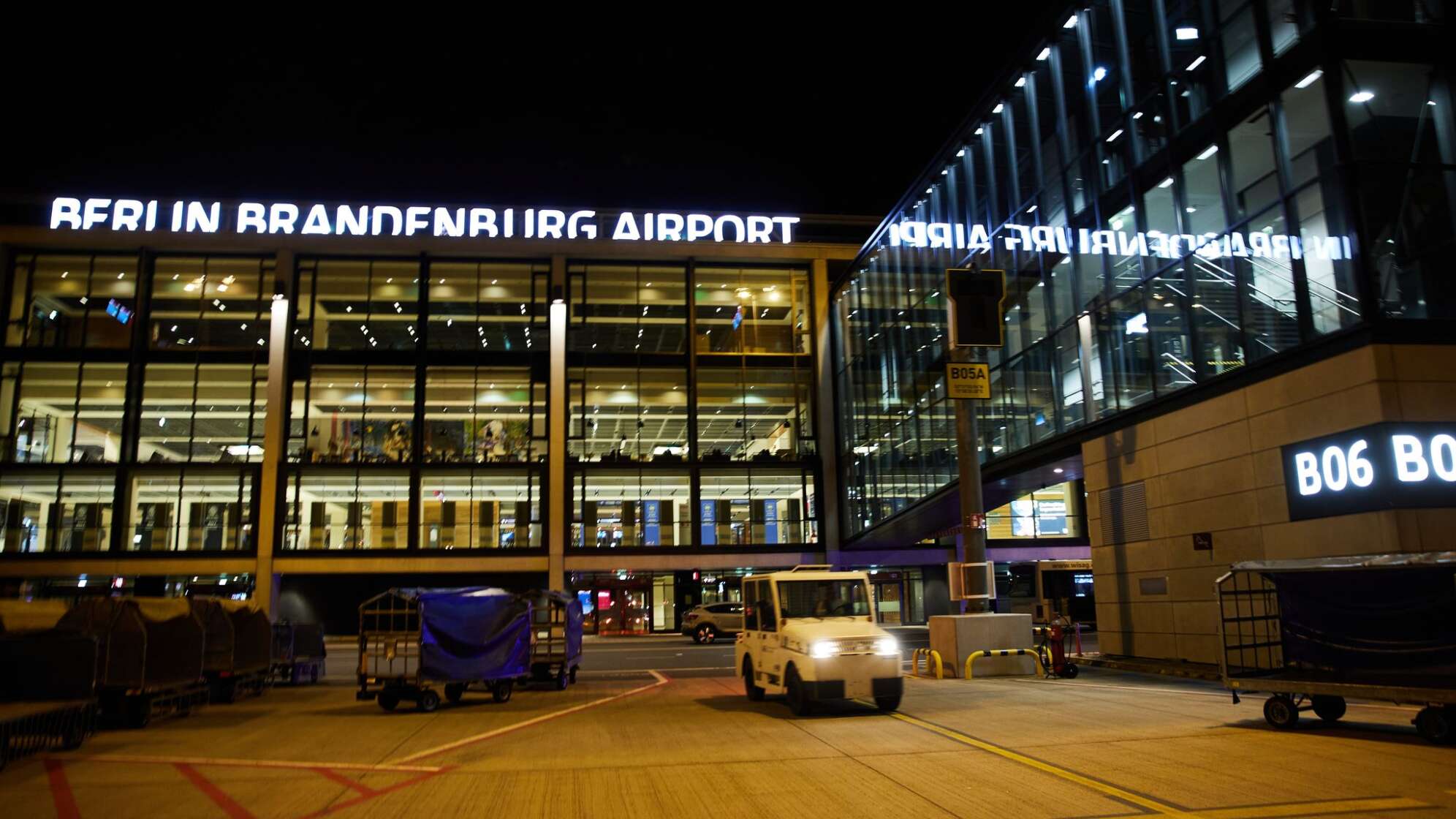 Nachts auf dem Flugfeld des Flughafens BER