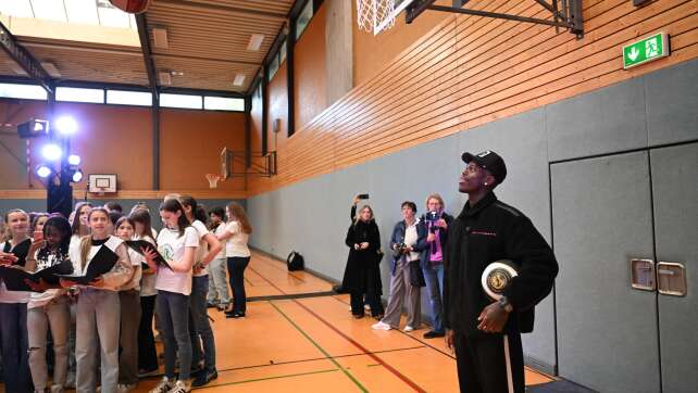 Idol und Vorbild: Halle nach NBA-Star Schröder benannt
