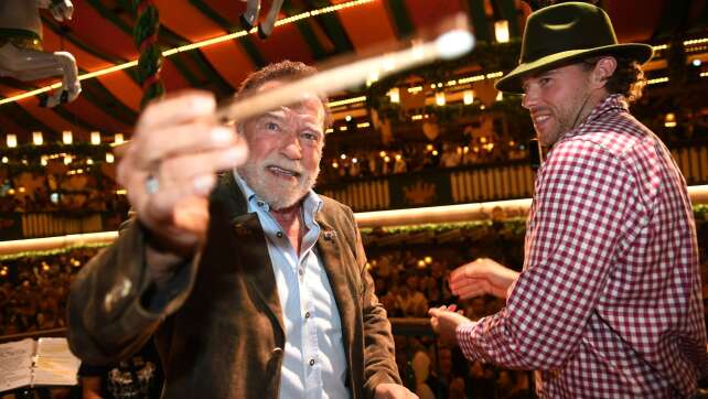 Schwarzenegger gibt auf der Wiesn den Takt an
