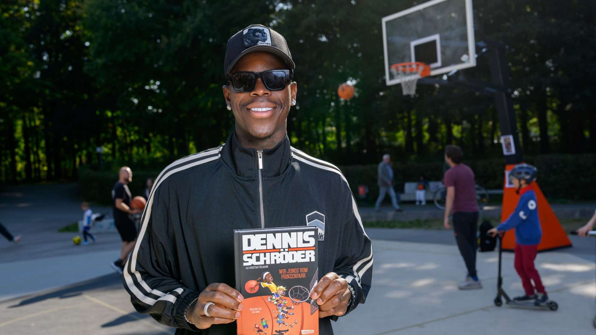 Basketballstar Dennis Schröder stellt sein Kinderbuch vor