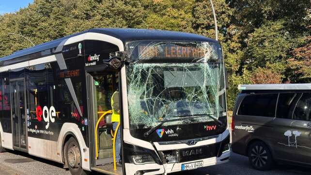 Zahl der Verletzten bei Busunfall in Hamburg steigt auf 20