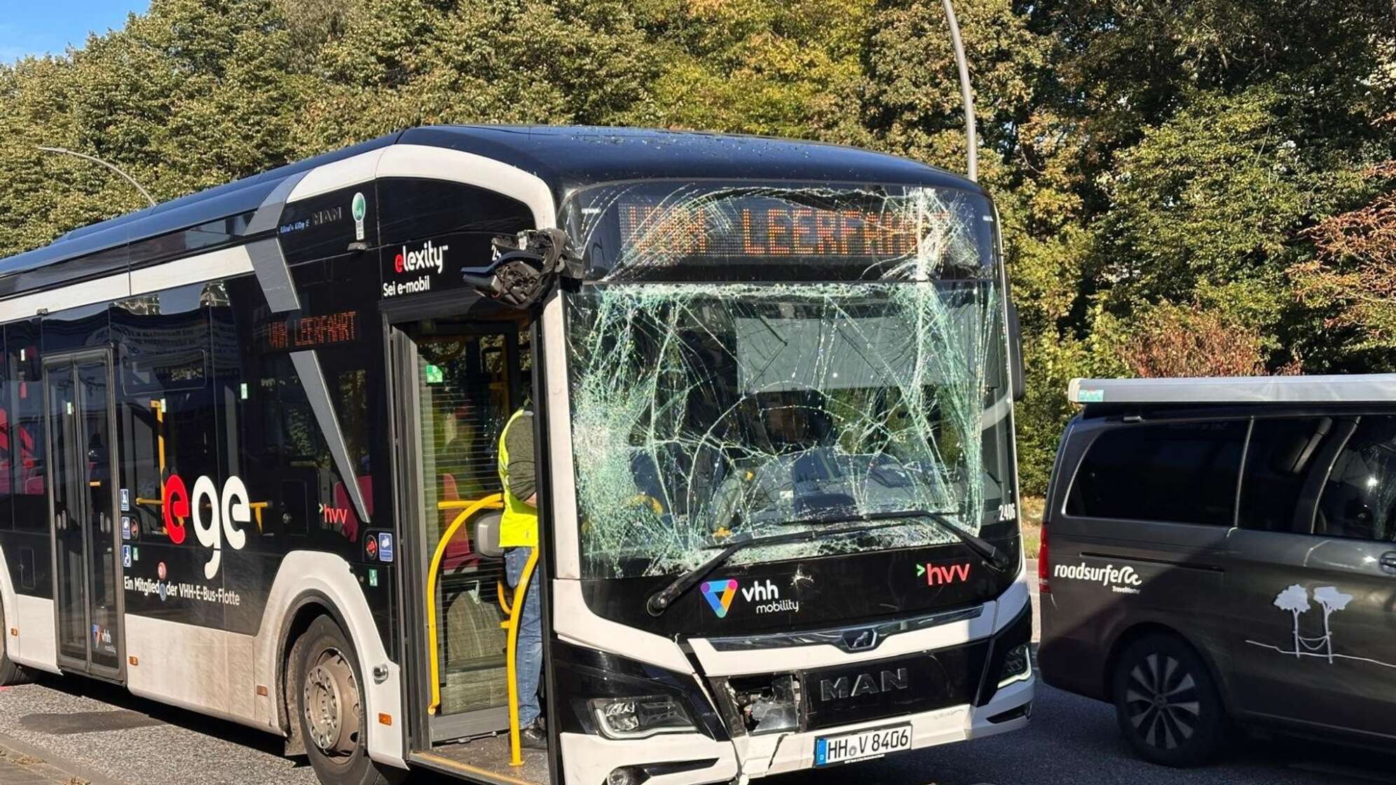 Zwei Busse in Hamburg zusammengestoßen